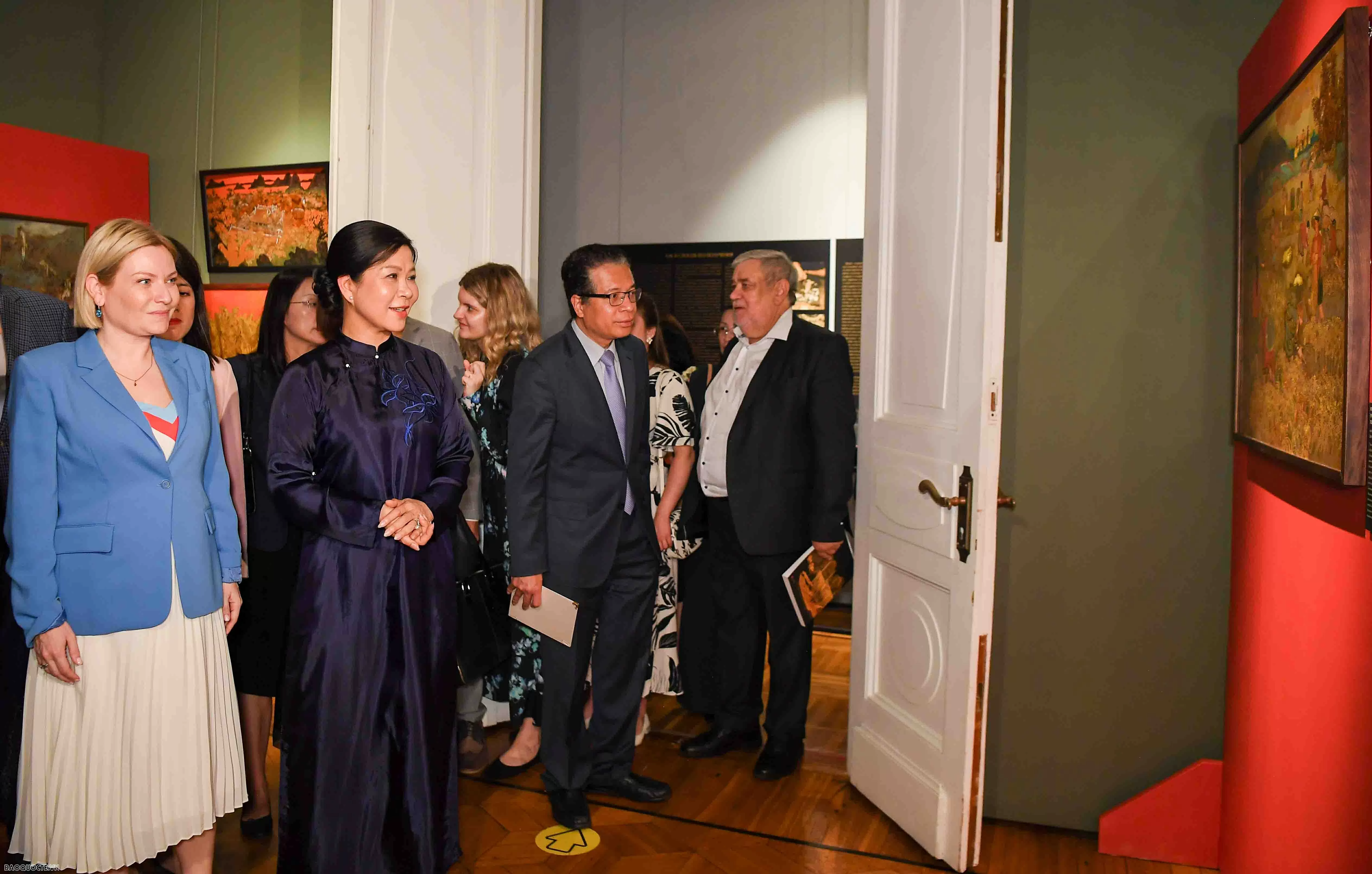 Chiếc áo dài lấy cảm hứng từ luỹ tre Việt Nam và rừng bạch dương Nga trưng bày giữa Moscow