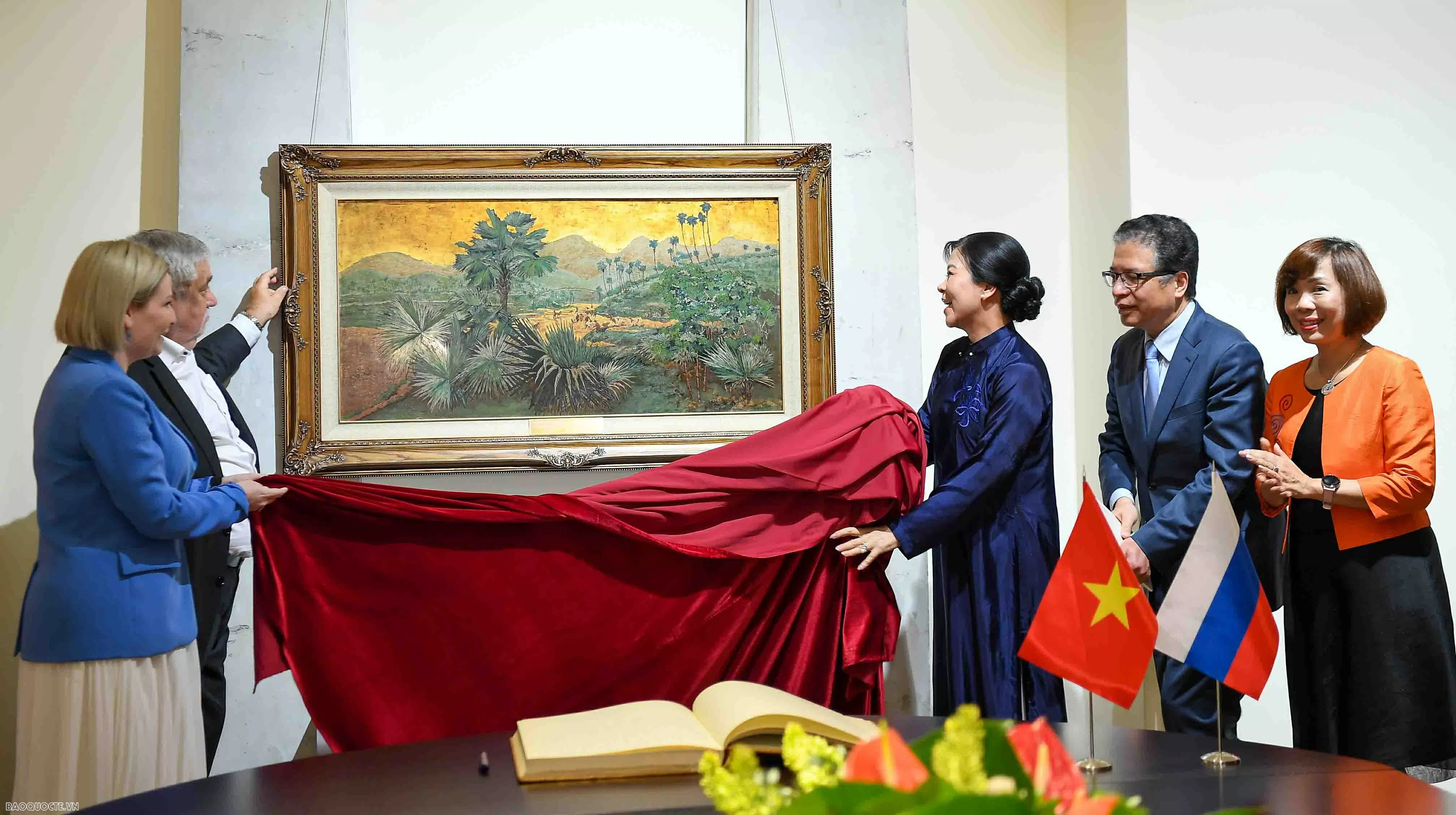 Chiếc áo dài lấy cảm hứng từ luỹ tre Việt Nam và rừng bạch dương Nga trưng bày giữa Moscow