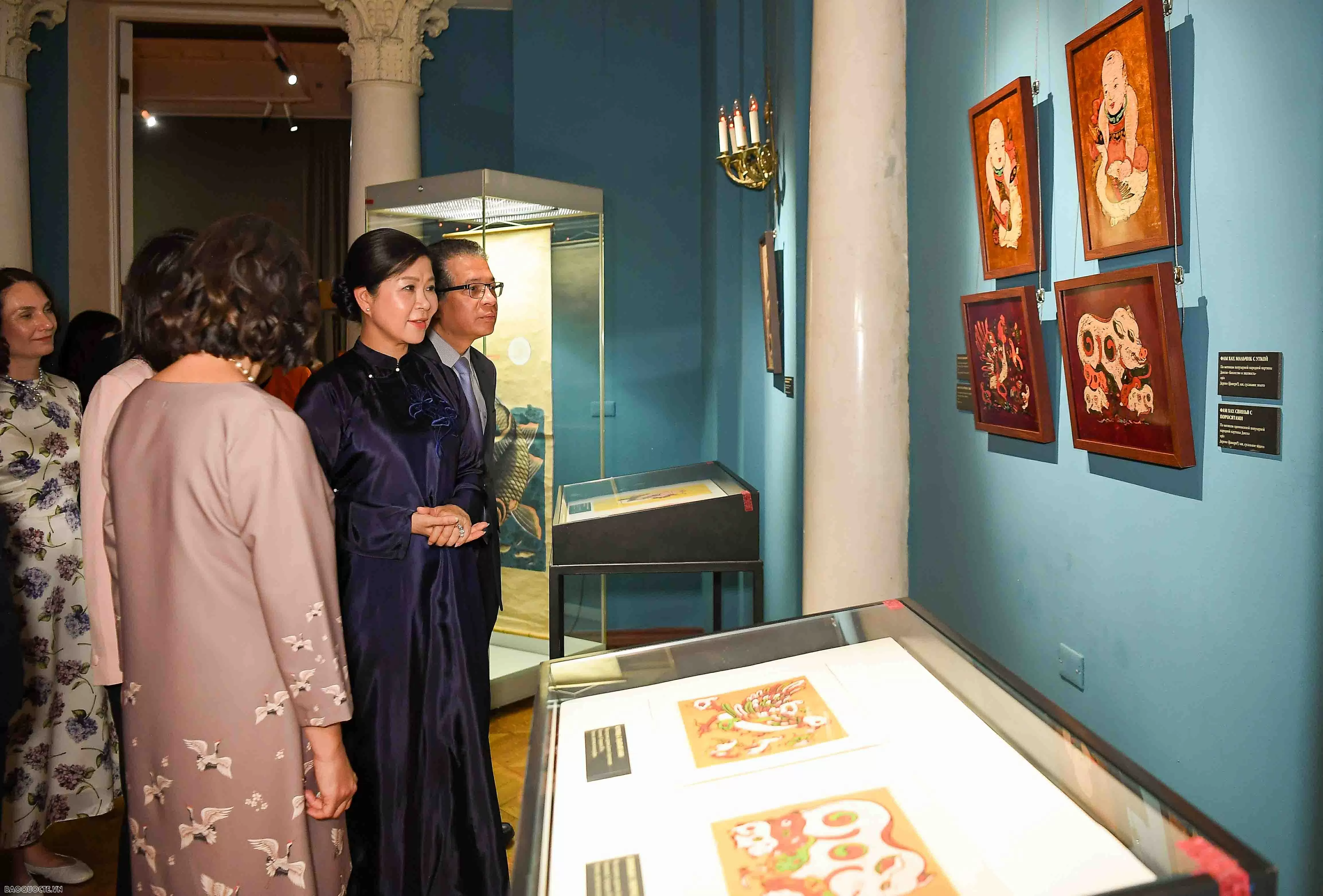 Chiếc áo dài lấy cảm hứng từ luỹ tre Việt Nam và rừng bạch dương Nga trưng bày giữa Moscow