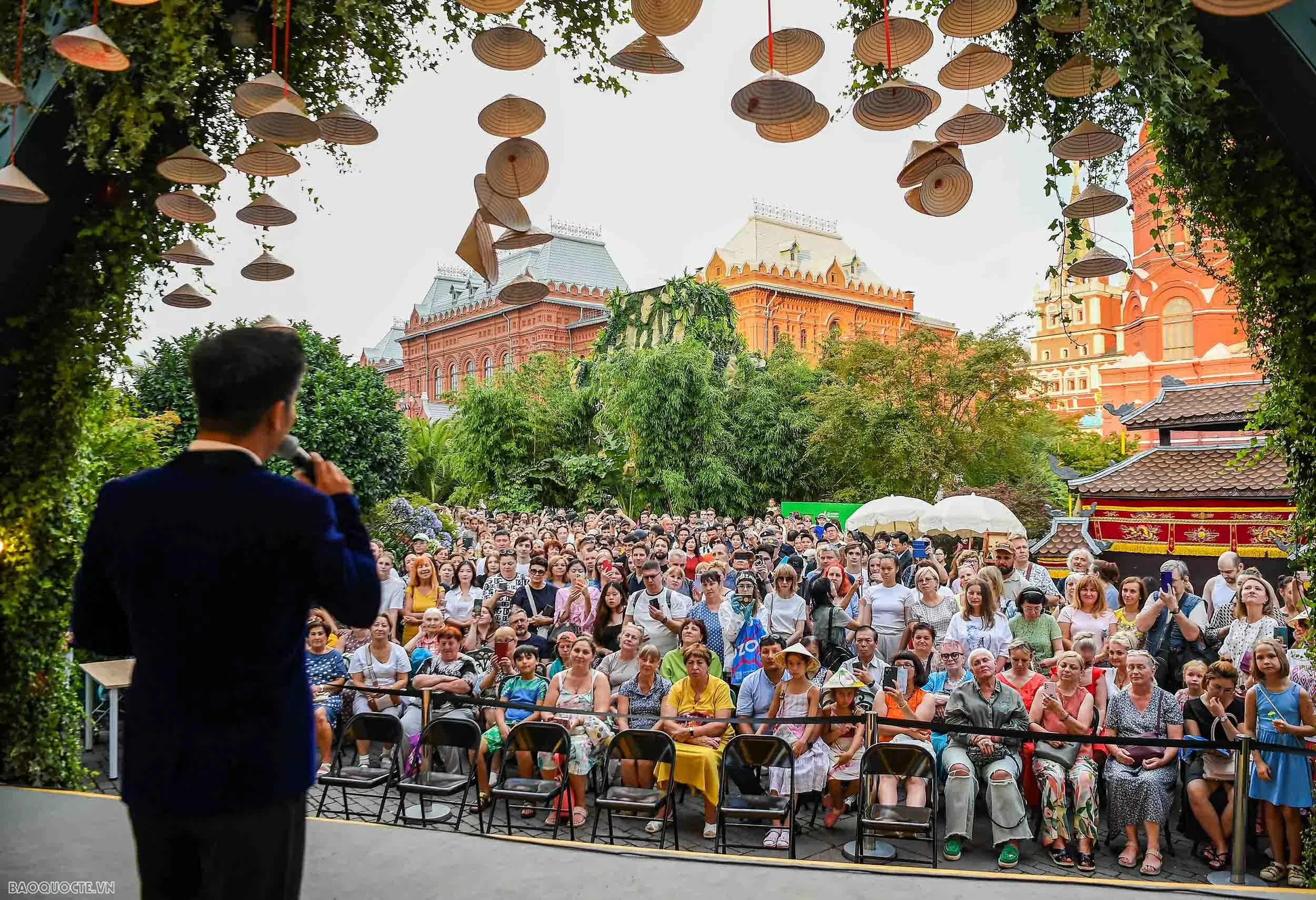 Chiếc áo dài lấy cảm hứng từ luỹ tre Việt Nam và rừng bạch dương Nga trưng bày giữa Moscow Chiếc áo dài lấy cảm hứng từ luỹ tre Việt Nam và rừng bạch dương Nga trưng bày giữa Moscow