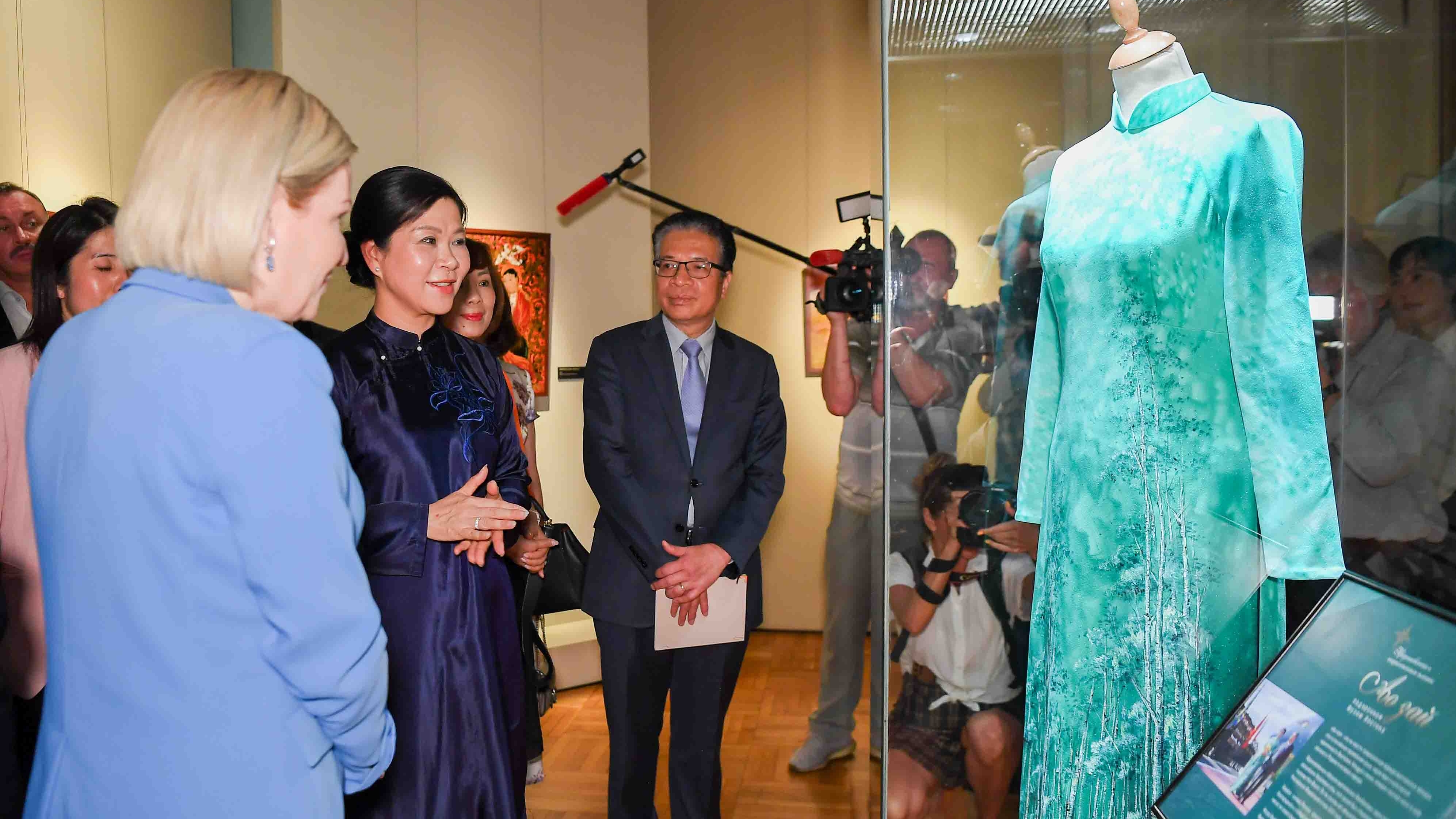 Áo dài Việt trưng bày giữa trái tim nước Nga