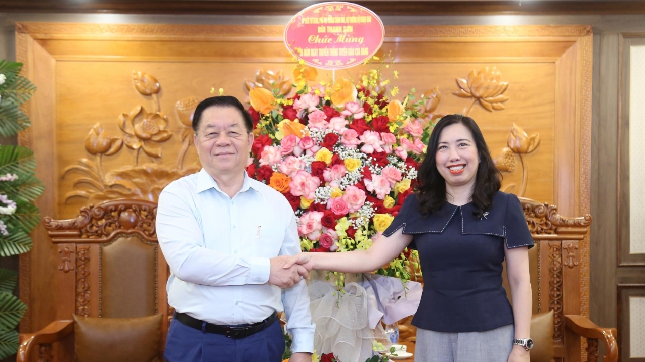 Bộ Ngoại giao tặng hoa chúc mừng Kỷ niệm 95 năm Ngày truyền thống ngành Tuyên giáo (1/8/1930 - 1/8/2025)