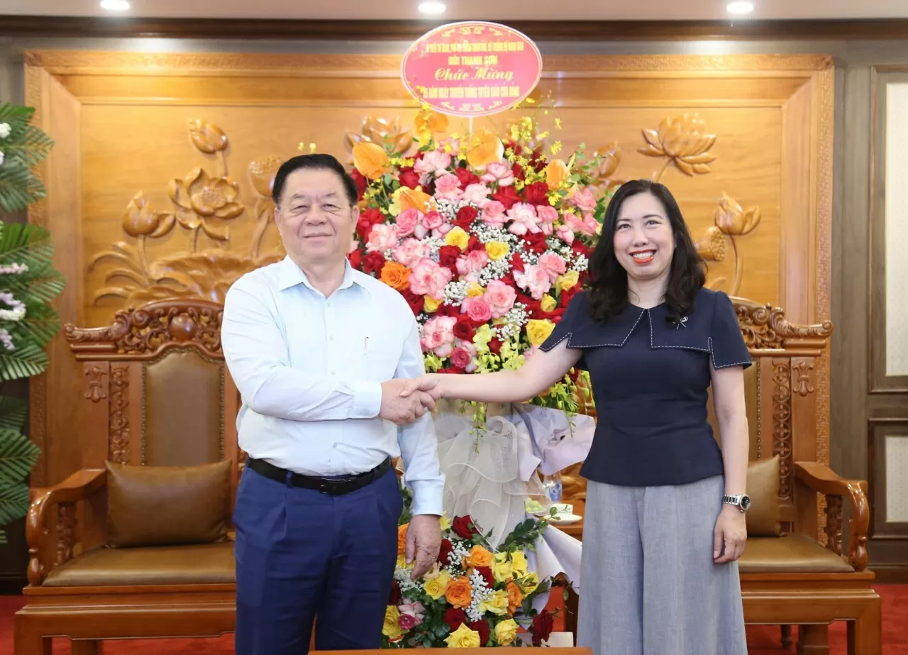 Được sự ủy quyền của Phó Thủ tướng, Bộ trưởng Ngoại giao Bùi Thanh Sơn, Thứ trưởng Lê Thị Thu Hằng gửi lẵng hoa tươi thắm tới Ủy viên Bộ Chính trị, Bí thư Trung ương Đảng, Trưởng Ban Tuyên giáo và Dân vận Trung ương Nguyễn Trọng Nghĩa. (Ảnh: Thành Long)