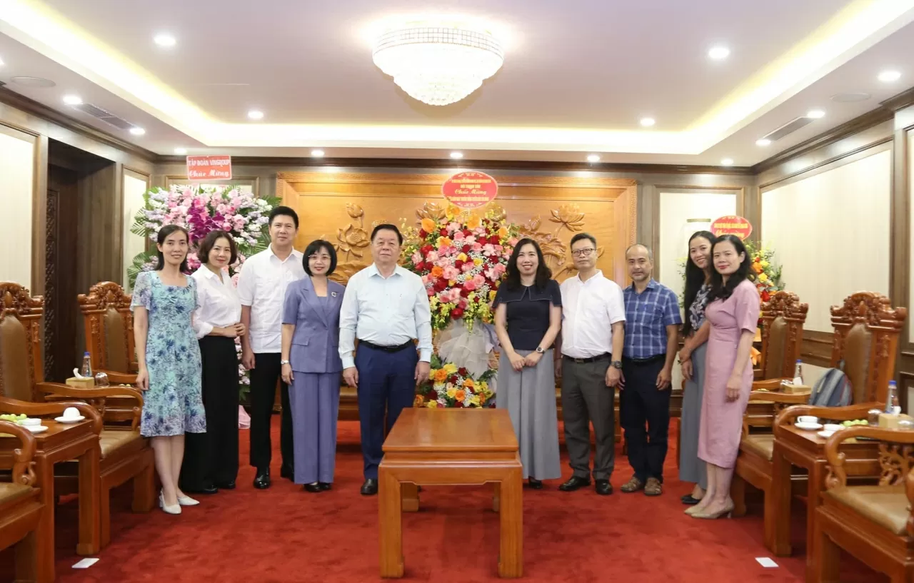 Lãnh đạo, cán bộ nhân viên của Ban Tuyên giáo và Dân vận Trung ương và Bộ Ngoại giao chụp bức ảnh lưu niệm. (Ảnh: Thành Long)