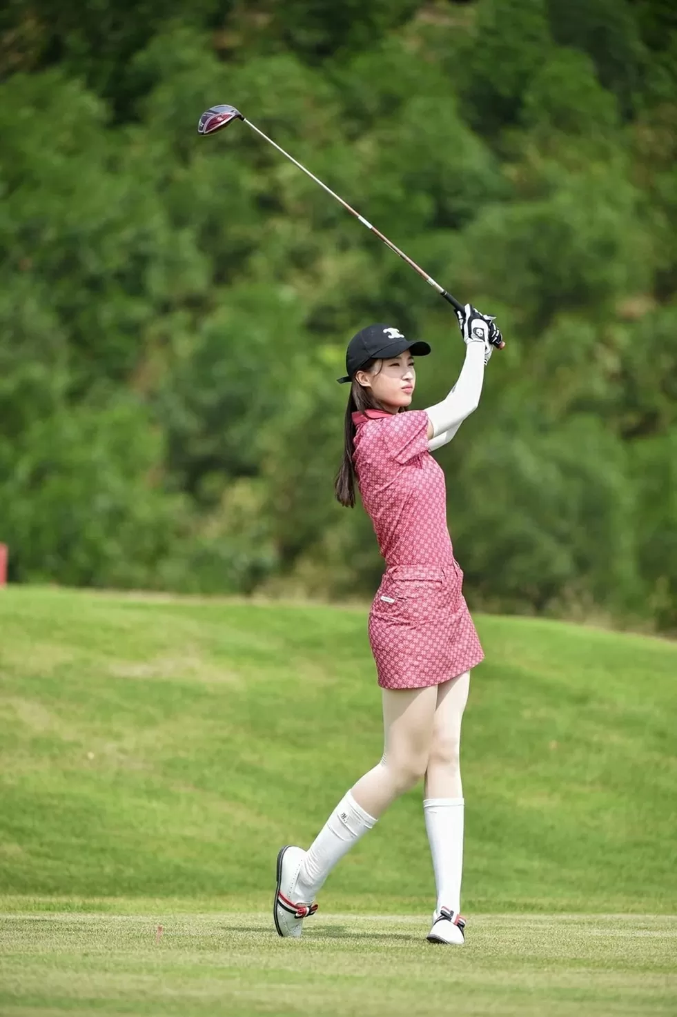 Hoa hậu Đỗ Mỹ Linh rạng rỡ cùng trang phục trẻ trung, chắn nắng trên sân golf Hoa hậu Đỗ Mỹ Linh rạng rỡ cùng trang phục trẻ trung, chắn nắng trên sân golf