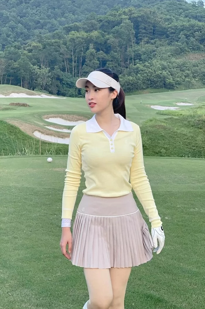 Hoa hậu Đỗ Mỹ Linh rạng rỡ cùng trang phục trẻ trung, chắn nắng trên sân golf Hoa hậu Đỗ Mỹ Linh rạng rỡ cùng trang phục trẻ trung, chắn nắng trên sân golf