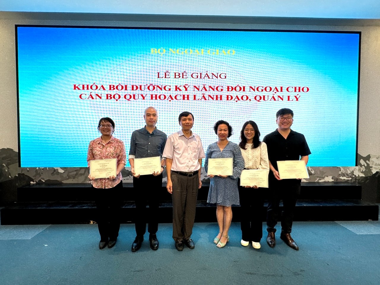 Bế giảng Khóa bồi dưỡng nâng cao kỹ năng đối ngoại cho cán bộ quy hoạch của Bộ Ngoại giao Bế giảng Khóa bồi dưỡng nâng cao kỹ năng đối ngoại cho cán bộ quy hoạch của Bộ Ngoại giao