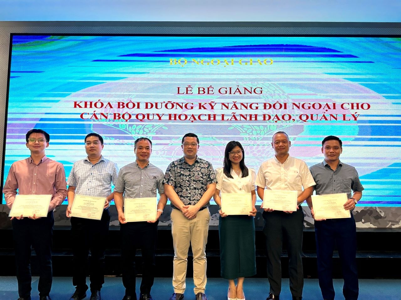 Bế giảng Khóa bồi dưỡng nâng cao kỹ năng đối ngoại cho cán bộ quy hoạch của Bộ Ngoại giao Bế giảng Khóa bồi dưỡng nâng cao kỹ năng đối ngoại cho cán bộ quy hoạch của Bộ Ngoại giao