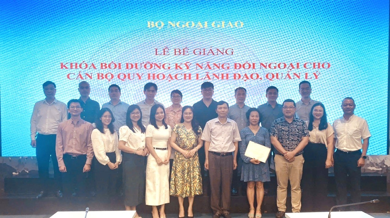 Bế giảng Khóa bồi dưỡng nâng cao kỹ năng đối ngoại cho cán bộ quy hoạch của Bộ Ngoại giao Bế giảng Khóa bồi dưỡng nâng cao kỹ năng đối ngoại cho cán bộ quy hoạch của Bộ Ngoại giao
