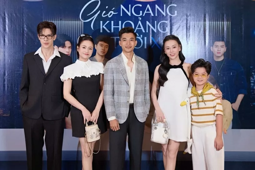 Gió ngang qua khoảng trời xanh Gió ngang qua khoảng trời xanh