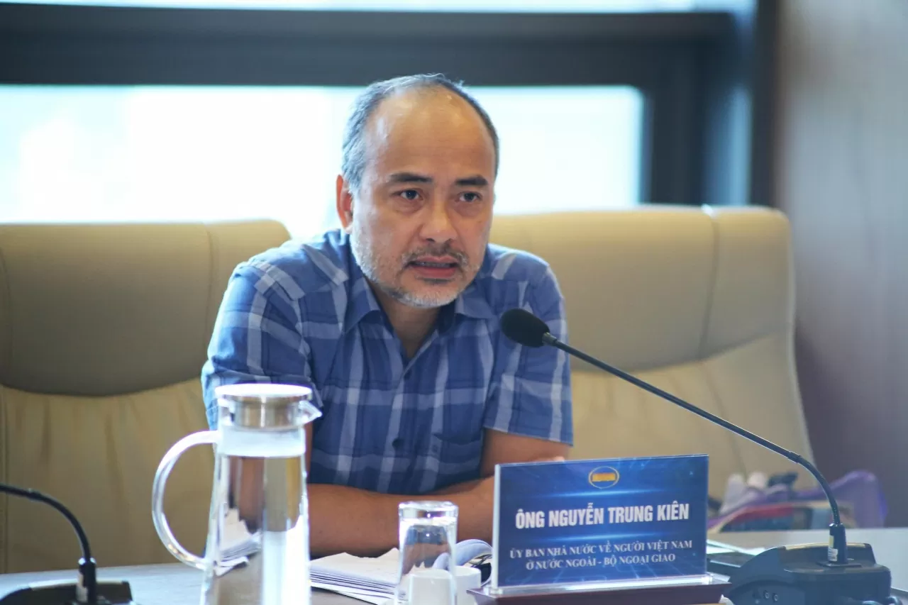 Ông Nguyễn Trung Kiên, Ủy ban Nhà nước về người Việt Nam ở nước ngoài đóng góp ý kiến tại Hội thảo