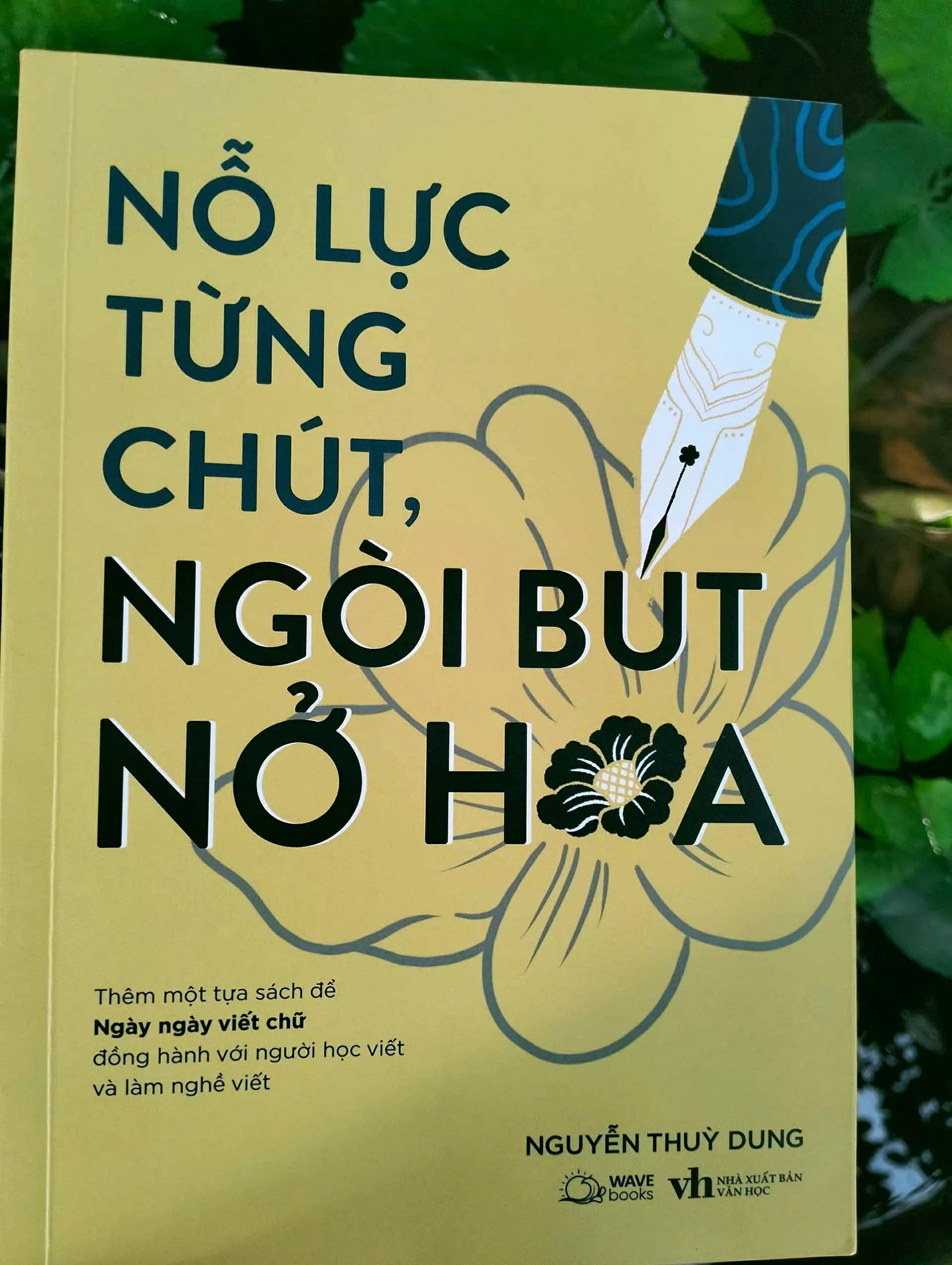 Cuốn sách Nỗ lực từng chút, ngòi bút nở hoa của tác giả Nguyễn Thuỳ Dung, do NXB Văn học ấn hành. (Ảnh: Bạch Mai)
