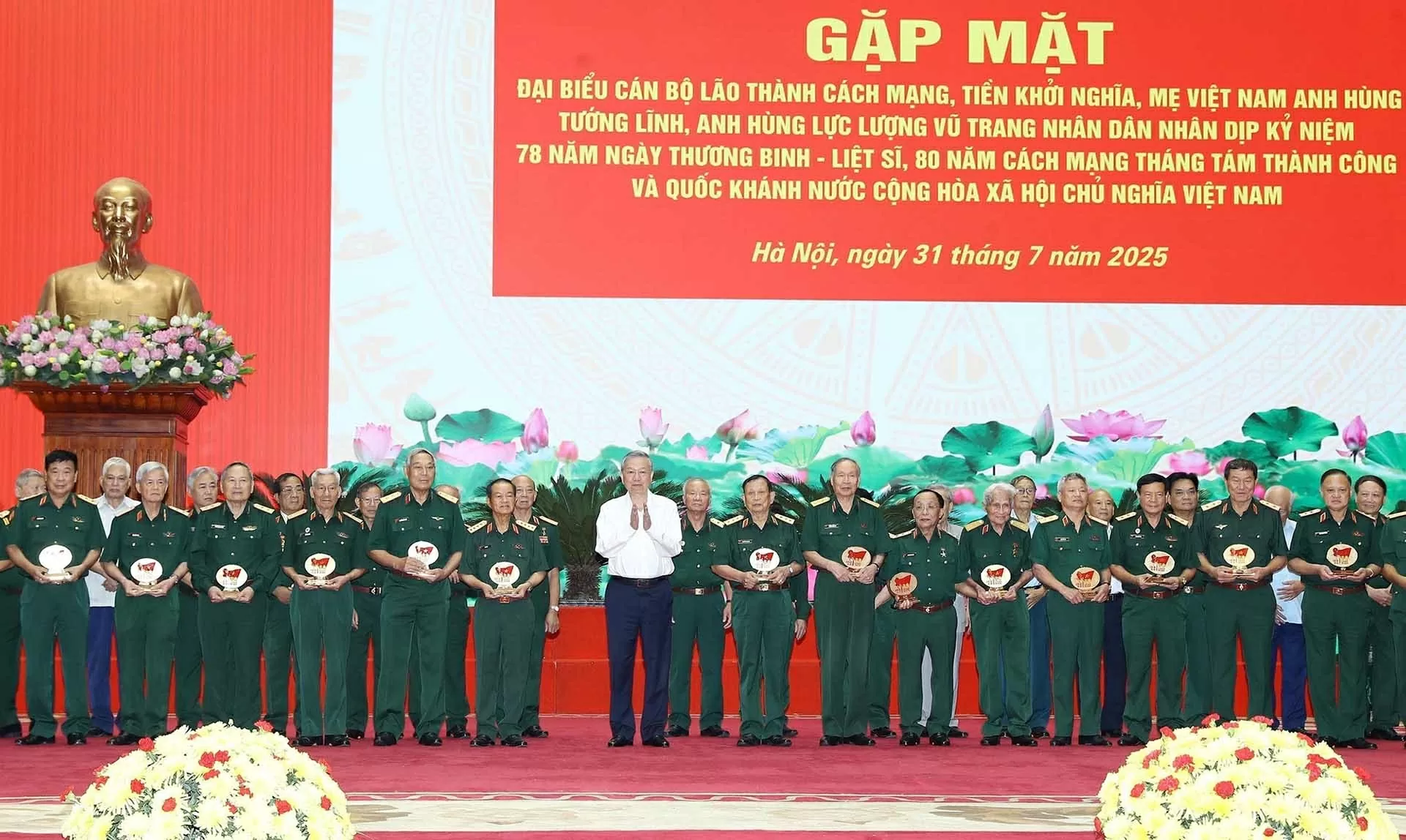 Phát huy cao độ truyền thống cha ông, tiếp tục nỗ lực phấn đấu đạt được những kỳ tích mới trong tương lai Phát huy cao độ truyền thống cha ông, tiếp tục nỗ lực phấn đấu đạt được những kỳ tích mới trong tương lai