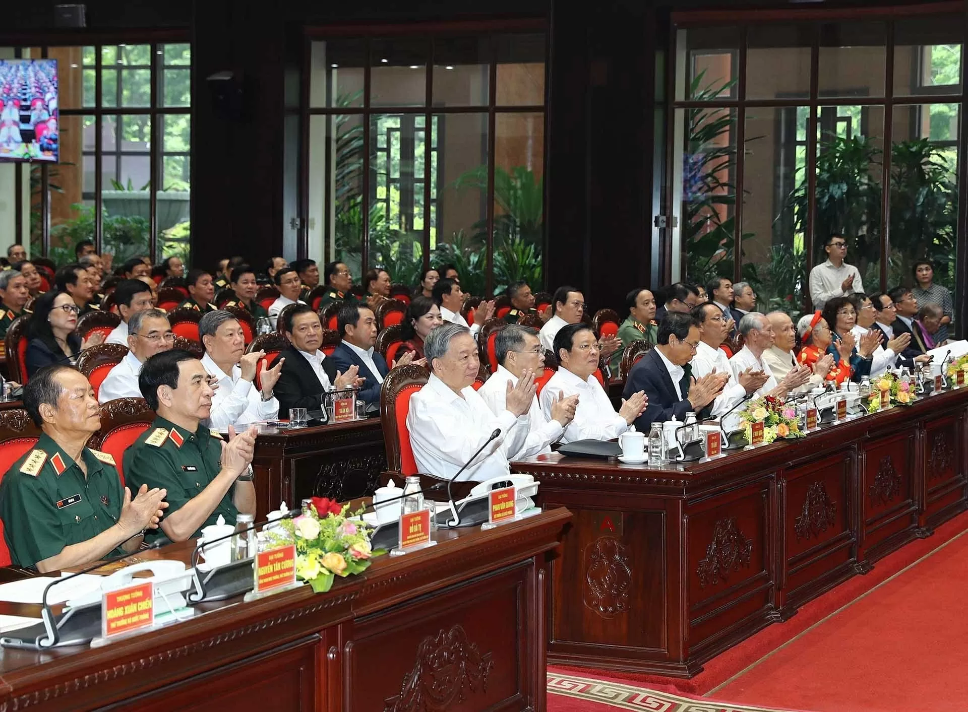 Phát huy cao độ truyền thống cha ông, tiếp tục nỗ lực phấn đấu đạt được những kỳ tích mới trong tương lai Phát huy cao độ truyền thống cha ông, tiếp tục nỗ lực phấn đấu đạt được những kỳ tích mới trong tương lai