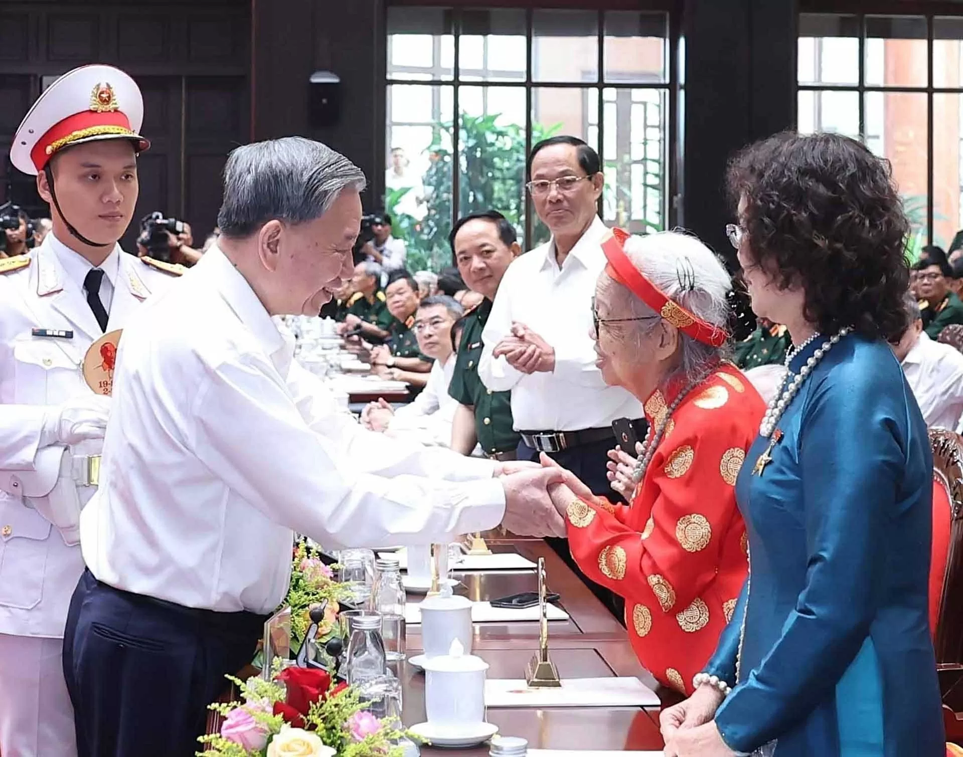 Phát huy cao độ truyền thống cha ông, tiếp tục nỗ lực phấn đấu đạt được những kỳ tích mới trong tương lai