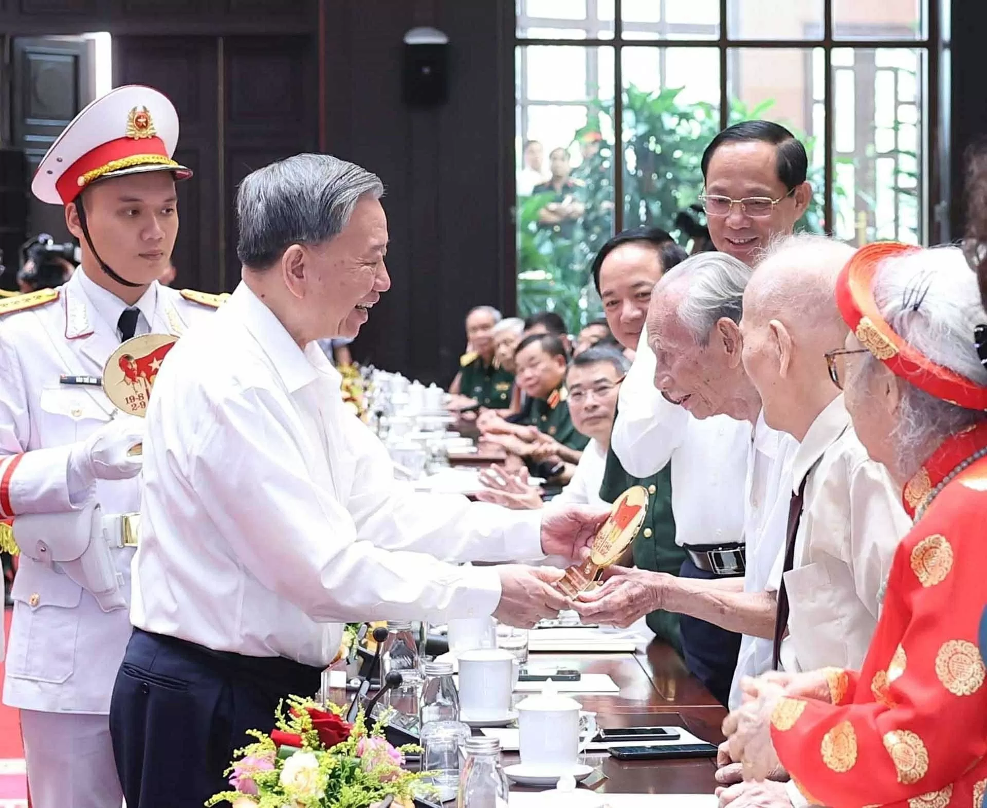 Phát huy cao độ truyền thống cha ông, tiếp tục nỗ lực phấn đấu đạt được những kỳ tích mới trong tương lai Phát huy cao độ truyền thống cha ông, tiếp tục nỗ lực phấn đấu đạt được những kỳ tích mới trong tương lai
