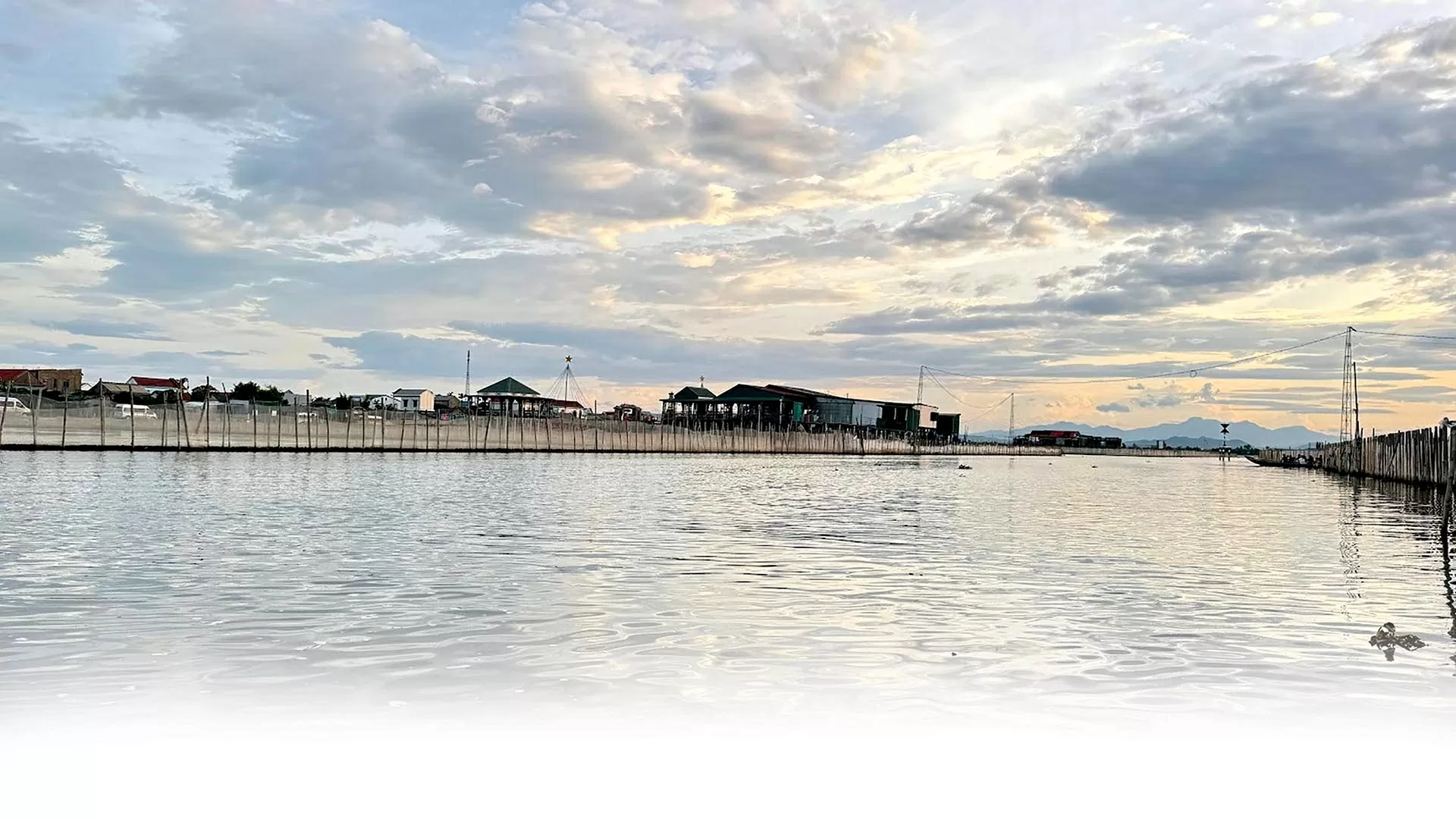 Vẻ thanh bình, hoang sơ nơi vùng sông nước Đầm Chuồn. (Ảnh: Thuỳ Dương).