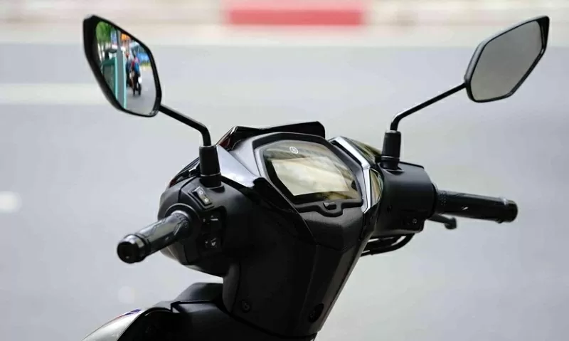 Tương tự Exciter 150 tại Việt Nam, Yamaha 135LC Fi Red Racer cũng sở hữu cụm đồng hồ kỹ thuật số