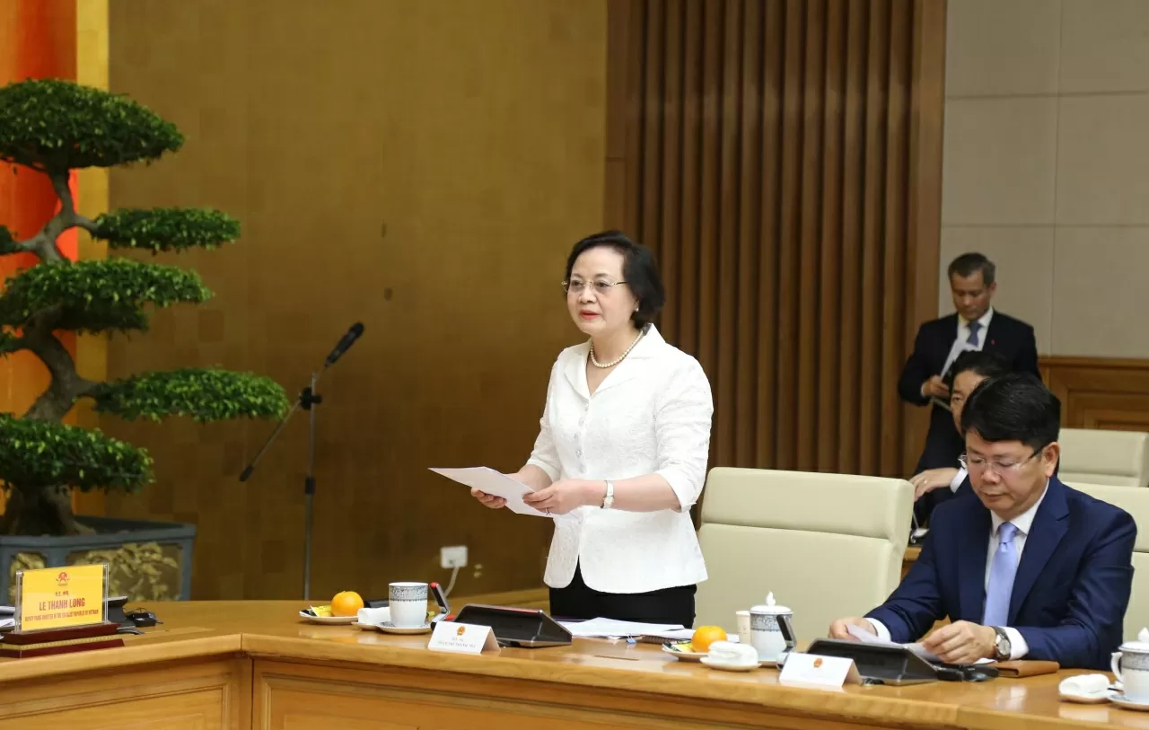 Bộ trưởng Bộ Nội vụ Phạm Thị Thanh Trà báo cáo về tình hình sắp xếp bộ máy. (Ảnh: Thành Long)