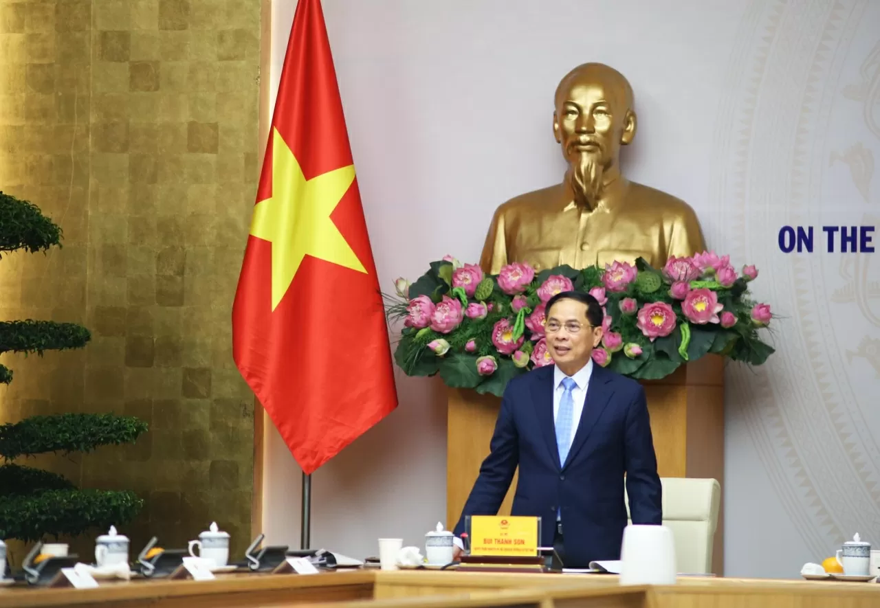 Phó Thủ tướng Chính phủ, Bộ trưởng Bộ Ngoại giao Bùi Thanh Sơn điều hành buổi gặp mặt. (Ảnh: Thành Long)