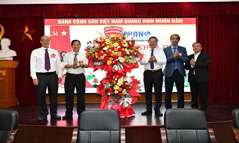 Lãnh đạo Hội đón nhận lẵng hoa chúc mừng của Phó Chủ tịch Quốc hội Lê Minh Hoan.