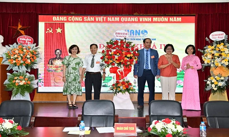 Liên minh PGS Việt Nam tặng hoa chúc mừng Đại hội.