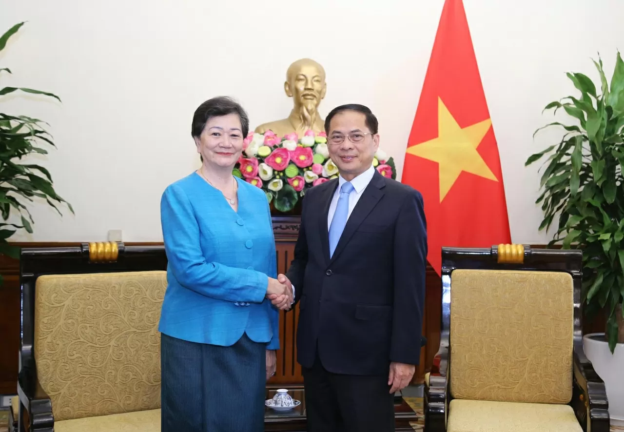 Phó Thủ tướng, Bộ trưởng Ngoại giao Bùi Thanh Sơn tiếp Đại sứ đặc mệnh toàn quyền Vương quốc Campuchia Chea Kimtha. (Ảnh: Thành Long) Phó Thủ tướng, Bộ trưởng Ngoại giao Bùi Thanh Sơn tiếp Đại sứ đặc mệnh toàn quyền Vương quốc Campuchia Chea Kimtha. (Ảnh: Thành Long)