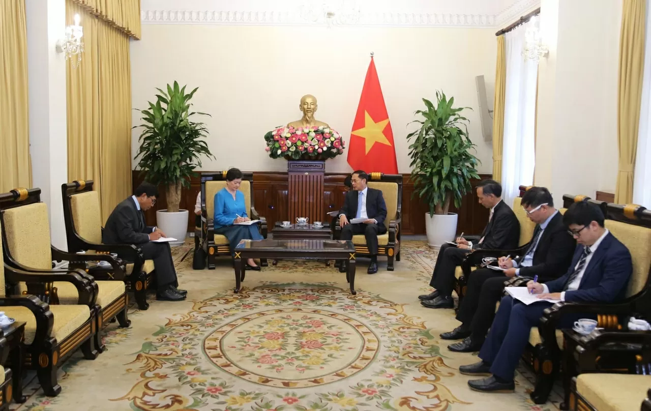 Phó Thủ tướng, Bộ trưởng Ngoại giao Bùi Thanh Sơn mong hai bên kiềm chế, giải quyết bất đồng bằng biện pháp hòa bình trên cơ sở luật pháp quốc tế, Hiến chương Liên hợp quốc, Hiến chương ASEAN và hiệp ước thân thiện và Hợp tác ở Đông Á (TAC). (Ảnh: Thành Long)