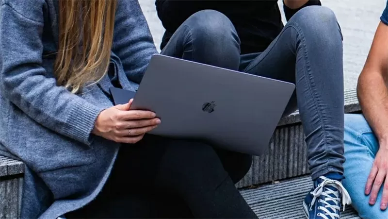 iPad hay laptop mới thực sự là 'chân ái' cho sinh viên để vừa học tập, làm việc?