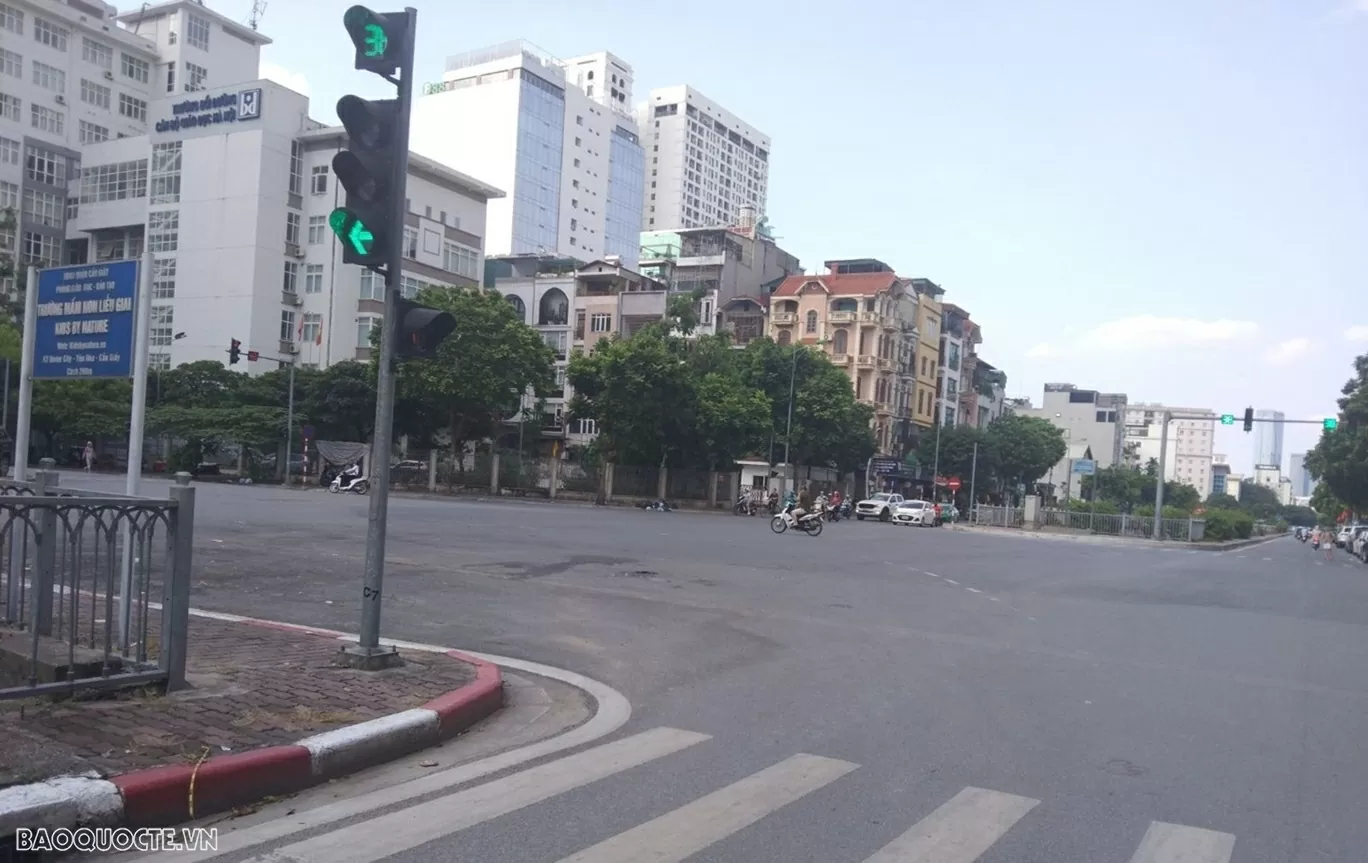 Tiếp tục điều khiển xe di chuyển khi đèn xanh còn 1 giây có sao không? Tiếp tục điều khiển xe di chuyển khi đèn xanh còn 1 giây có sao không?