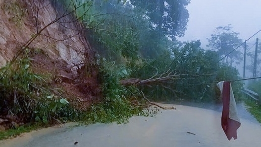 Điện Biên: Lũ quét, sạt lở đất làm 2 người tử vong, 8 mất tích, nhiều bản làng cô lập, hàng trăm hộ dân phải sơ tán khẩn cấp