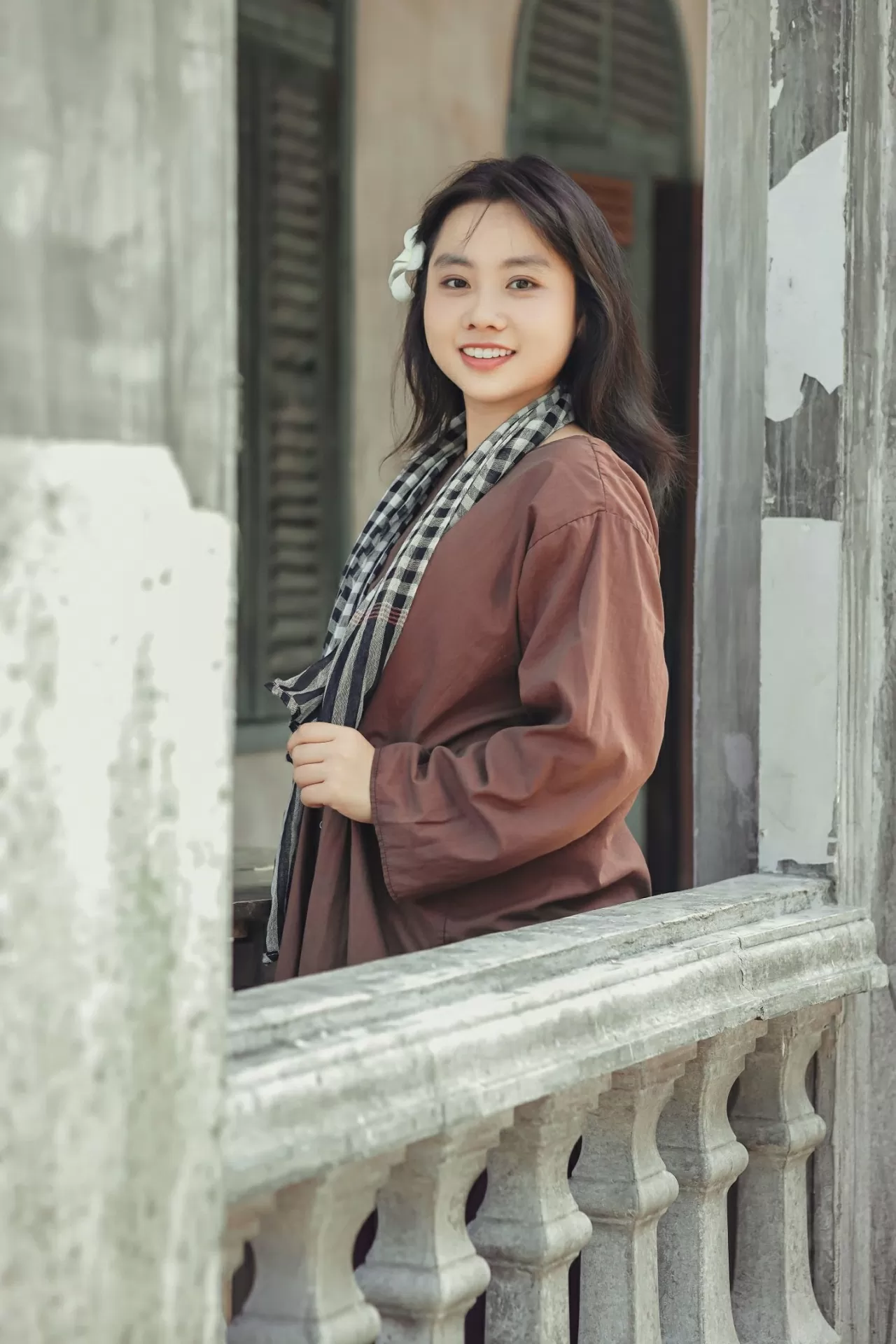 Diễn viên Kim Trinh trong vai Sáu phim ‘Nữ sĩ còn đó’.