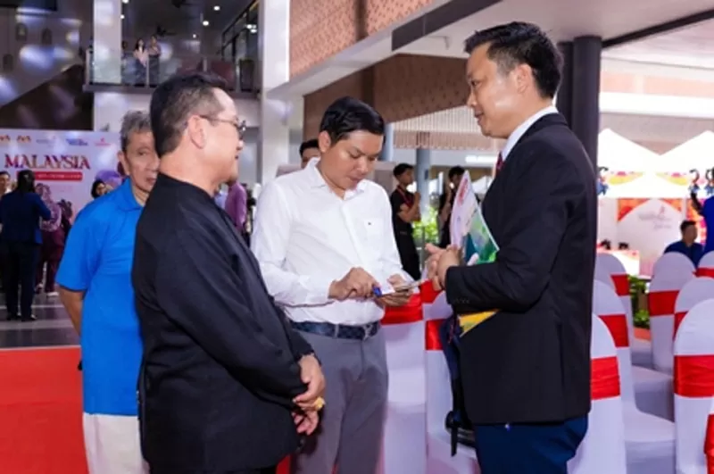 Ông Patrick Shenk Chi Ming và TS. Hồ Minh Sơn – Đại diện truyền thông quốc tế IMRIC trao đổi bên lề sự kiện (Ảnh: Bảo Lan)