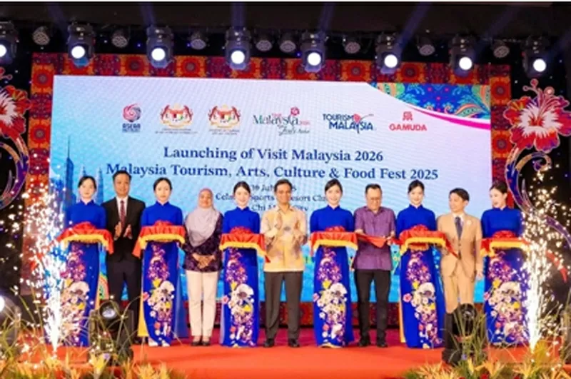 Tổng Lãnh sự Malaysia Firdauz Othman cùng khách mời thực hiện nghi thức cắt băng khai mạc (Ảnh: Bảo Lan)