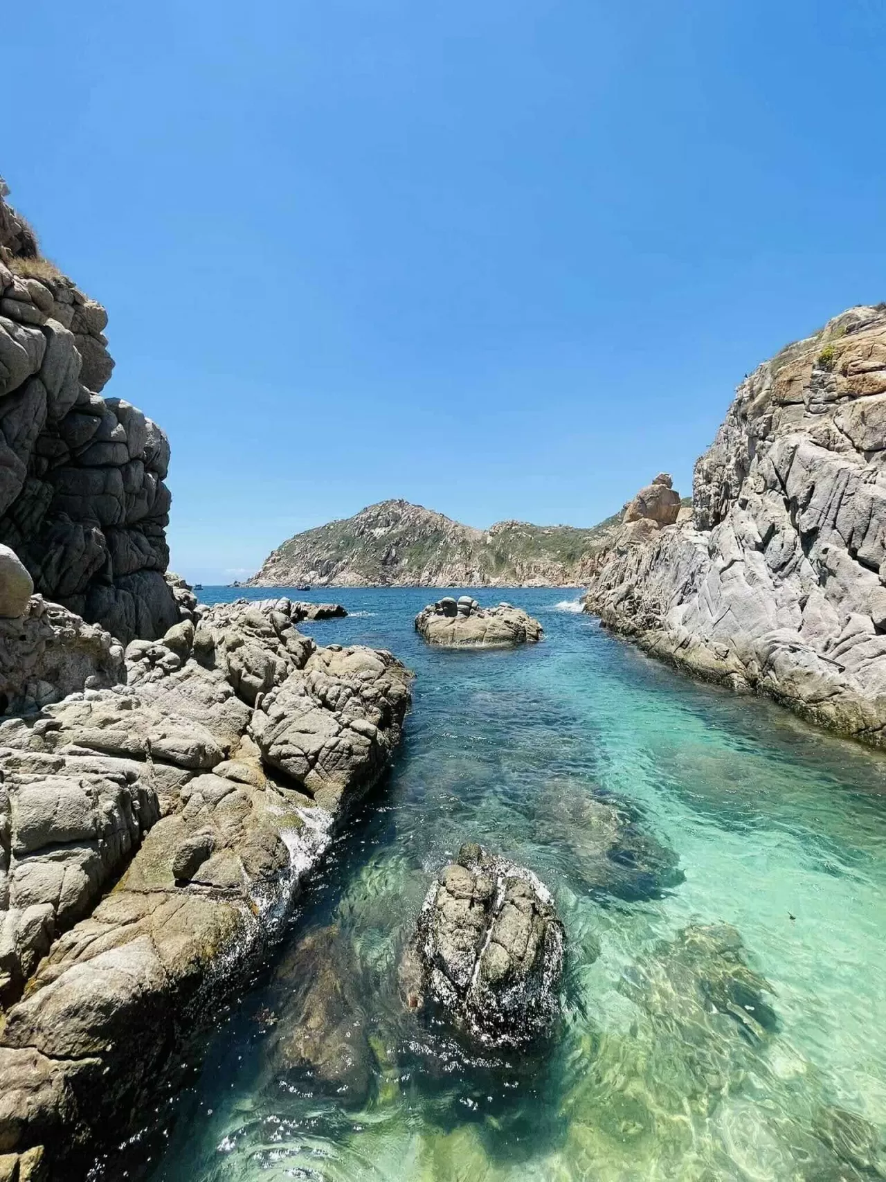 ‘Hẹn hò’ với biển xanh Vĩnh Hy