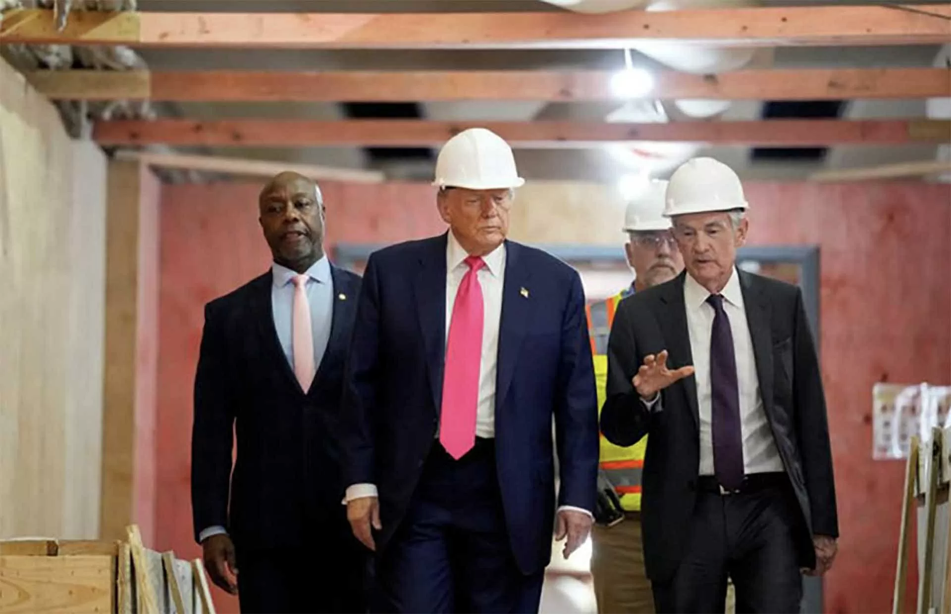 Tổng thống Mỹ Donald Trump và Chủ tịch Fed Jerome Powell tại công trình cải tạo trụ sở Fed, ngày 24/7. (Nguồn: Reuters)