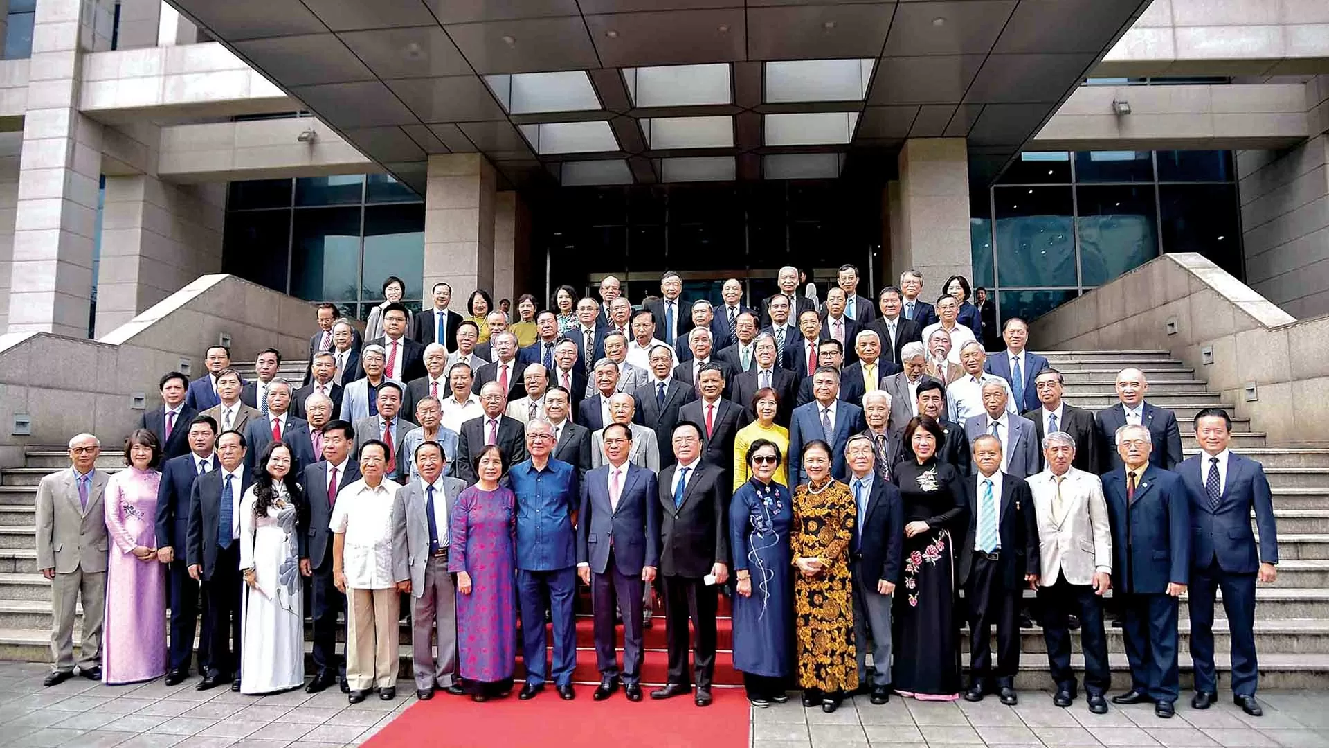 Ôn cố tri tân, rèn thân lập chí