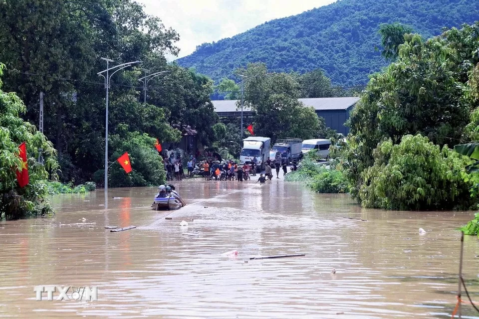 Nước sông Mã lên rất nhanh gây ngập lụt quốc lộ 4G tại xã Mường Hung, giao thông chia cắt. 