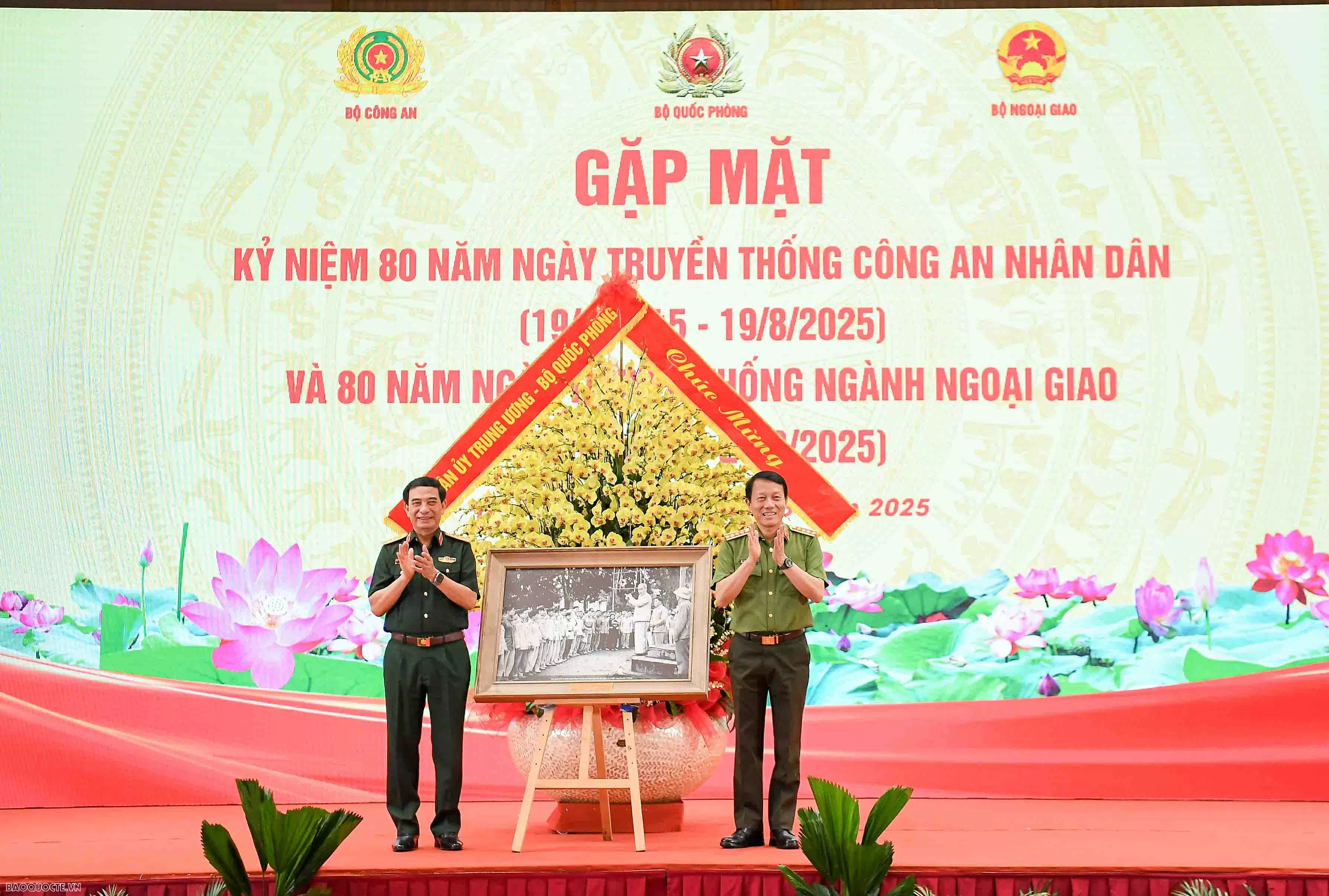 Đại tướng Phan Văn Giang thay mặt Quân uỷ Trung ương chúc mừng Bộ Công an. (Ảnh: Hoàng Hồng) Tổng Bí thư Tô Lâm: Đất nước có được hòa bình, có được ổn định thì mới có vị thế