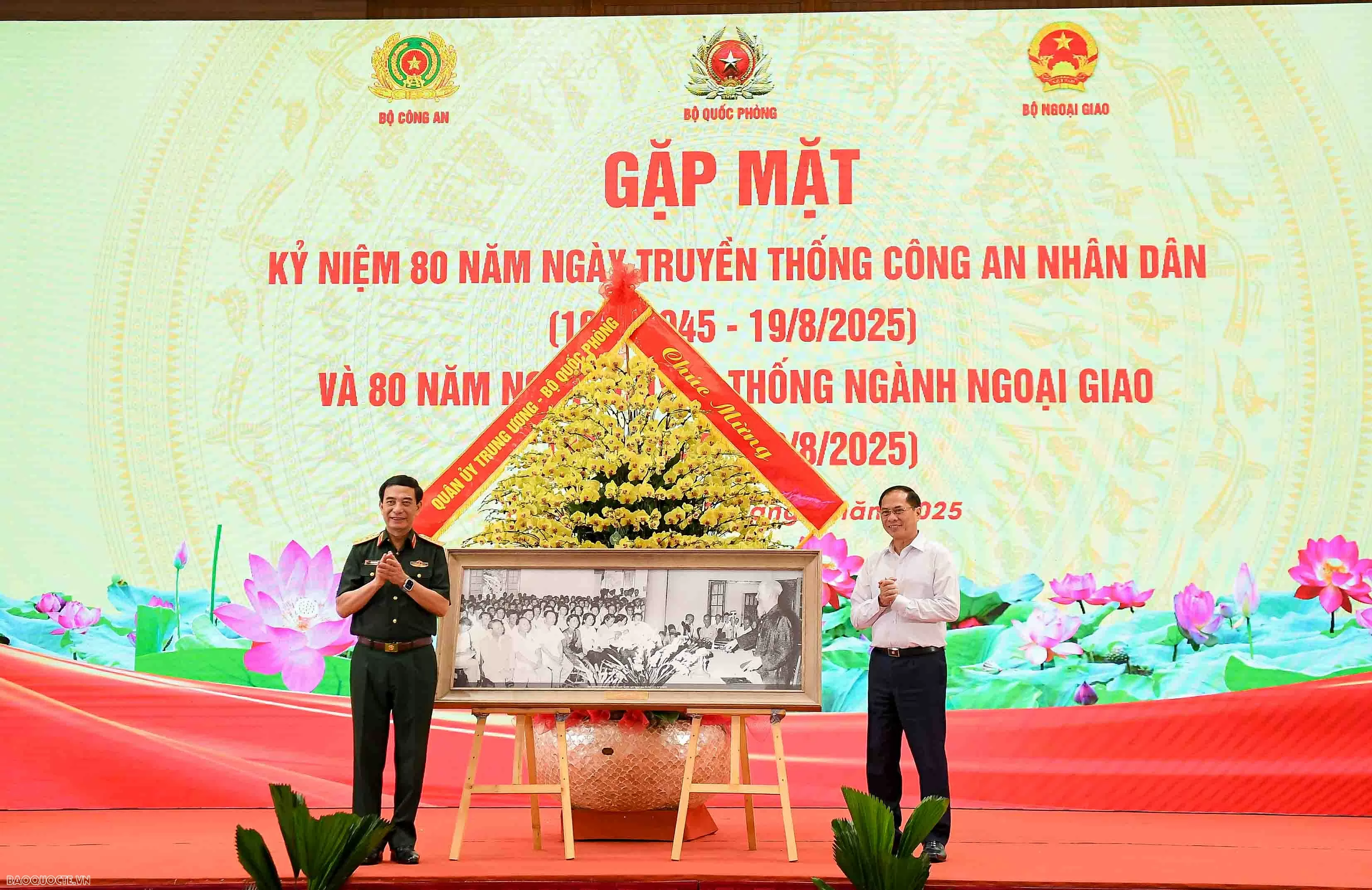 Đại tướng Phan Văn Giang tamhay mặt Quân uỷ Trung ương Bộ Quốc phòng chúc mừng Bộ Ngoại giao. (Ảnh: Hoàng Hồng) Tổng Bí thư Tô Lâm: Đất nước có được hòa bình, có được ổn định thì mới có vị thế