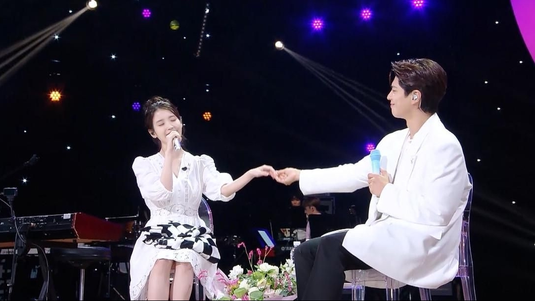 Park Bo-gum khép lại chương trình âm nhạc đầy cảm xúc với sự xuất hiện bất ngờ của IU