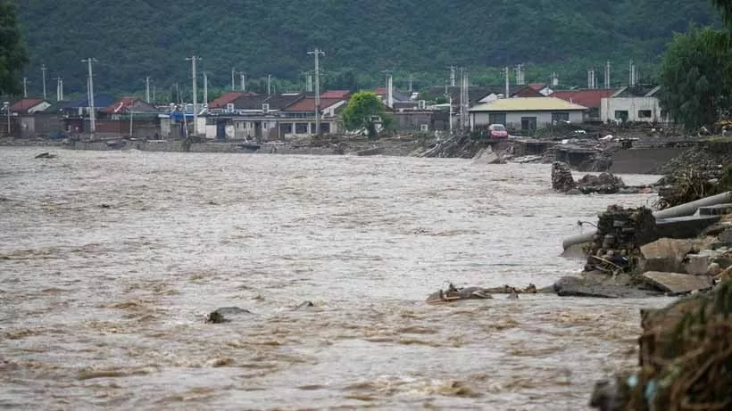 Điện thăm hỏi mưa lũ kéo dài gây thiệt hại nặng nề ở Trung Quốc