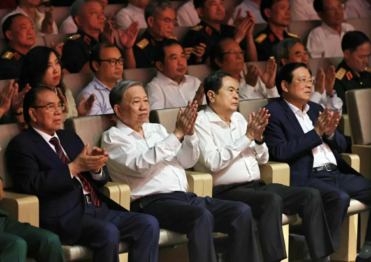 Chương trình có sự tham dự của (từ trái sang): Đồng chí Nông Đức Mạnh, nguyên Tổng Bí thư Ban Chấp hành Trung ương Đảng Cộng sản Việt Nam; Đồng chí Tô Lâm, Tổng Bí thư Ban Chấp hành Trung ương Đảng Cộng sản Việt Nam; Đồng chí Trần Thanh Mẫn, Ủy viên Bộ Chính trị, Chủ tịch Quốc hội và đồng chí Phan Đình Trạc, Ủy viên Bộ chính trị, Trưởng ban Nội chính Trung ương.