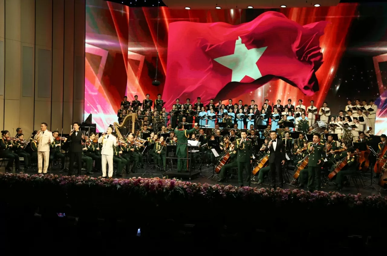 Đêm nhạc mở màn với tiết mục Bản trường ca vang mãi - Chào mừng kỷ niệm 80 năm Ngày truyền thống ngành Công an và Ngoại giao