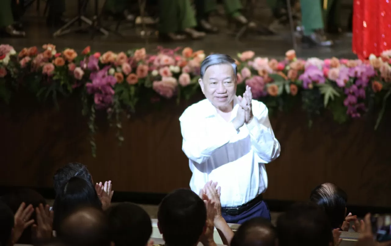 Đồng chí Tô Lâm, Tổng Bí thư Ban Chấp hành Trung ương Đảng Cộng sản Việt Nam gửi lời chào tới đại biểu chỉ huy các cơ quan, đơn vị thuộc Bộ Quốc phòng, Bộ Công an và Bộ Ngoại giao. (Ảnh: Thành Long)