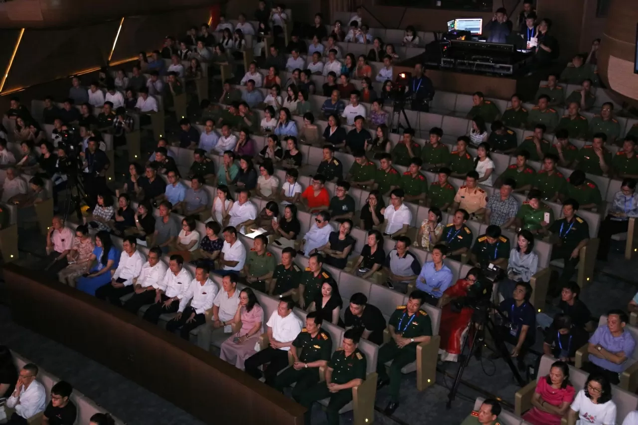 Nhà hát Hồ Gươm chật kín những thính giả yêu thích dòng nhạc Giao hưởng. (Ảnh: Thành Long)