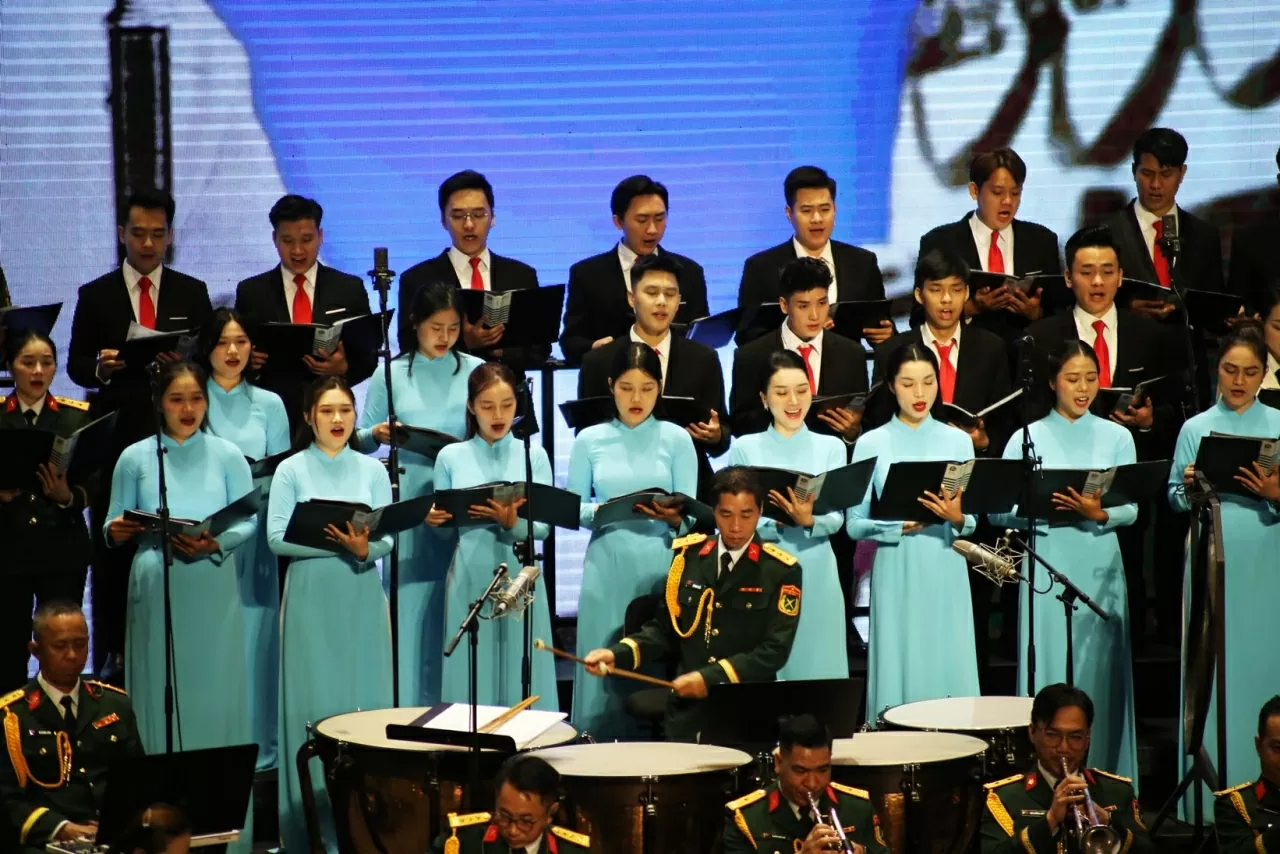 Dàn hợp ca của Dàn nhạc Giao hưởng Quân đội. (Ảnh: Thành Long)