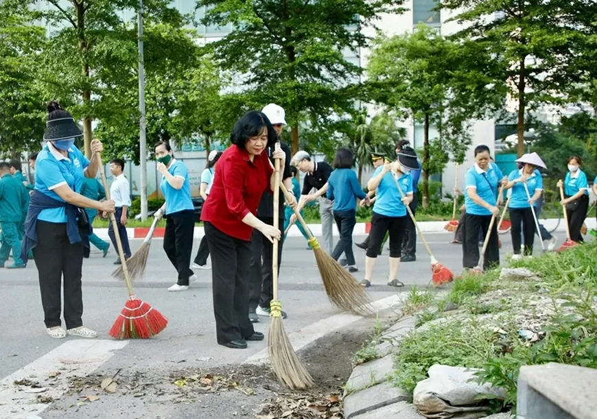 Bí thư Thành uỷ cùng người dân phường Xuân Đỉnh tổng vệ sinh môi trường