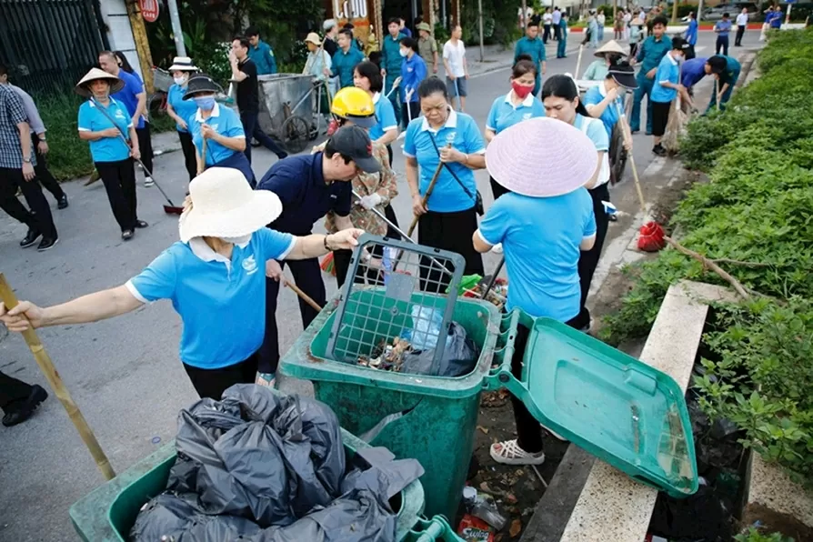 Bí thư Thành uỷ Hà Nội Bùi Thị Minh Hoài cùng người dân phường Xuân Đỉnh tổng vệ sinh môi trường