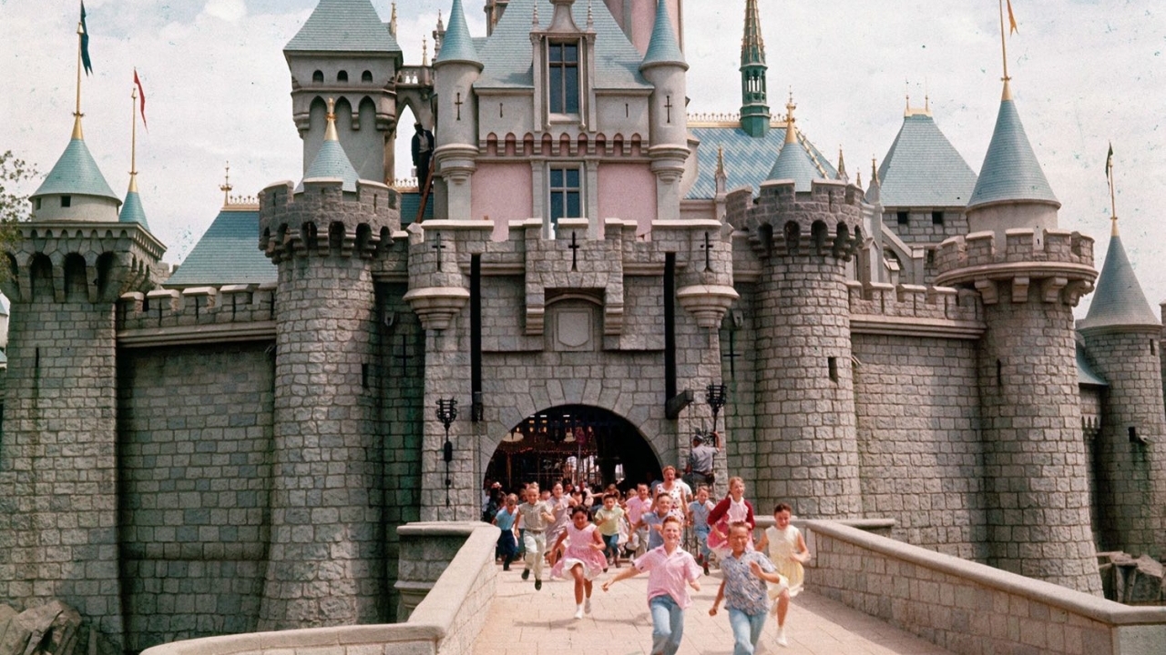 Nhìn lại 'vùng đất hạnh phúc nhất trên Trái Đất' - Disneyland những ngày xưa cũ